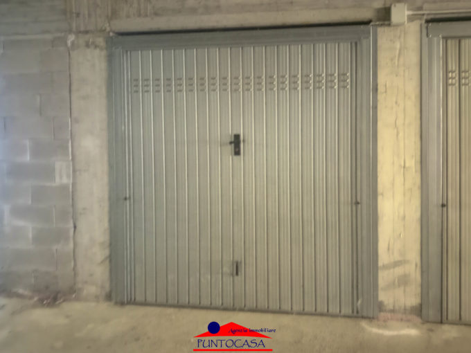 Box auto in zona centrale in Locazione
