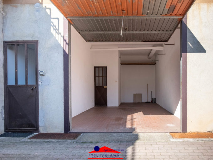 BUSCA, BOX AUTO IN VENDITA A POCHI PASSI DAL CENTRO