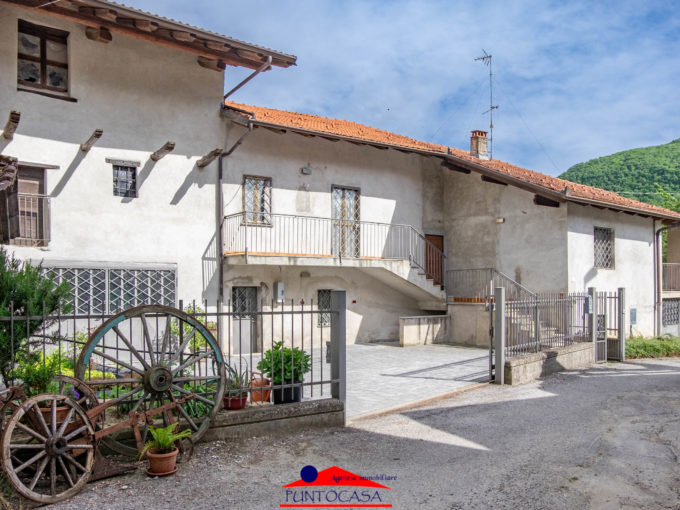 Roccabruna casa con cortile