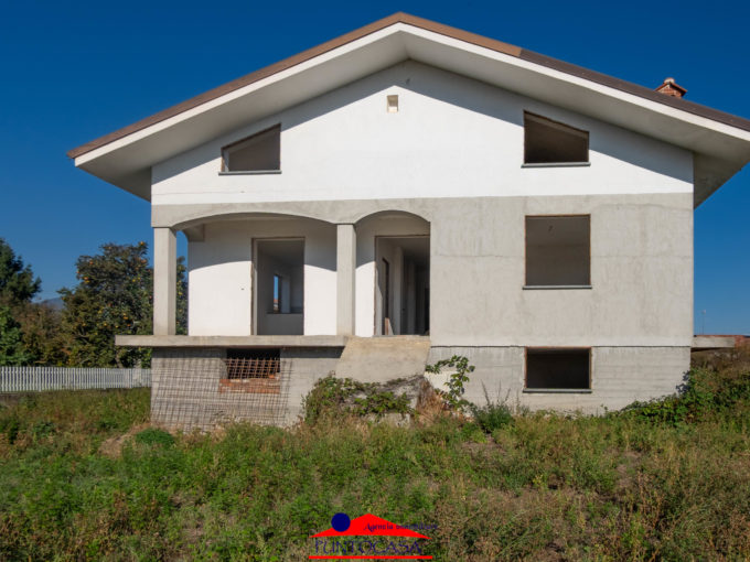 BUSCA – FRAZ CASTELLETTO  VILLETTA CON AMPIO TERRENO