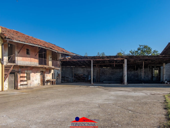 BUSCA – FRAZIONE CASTELLETTO | RUSTICO DA RISTRUTTURARE CON AMPIA TETTOIA, CORTILE E GIARDINO
